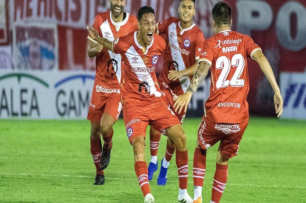 Matías Romero mantiene charlas con los dirigentes de Patronato.