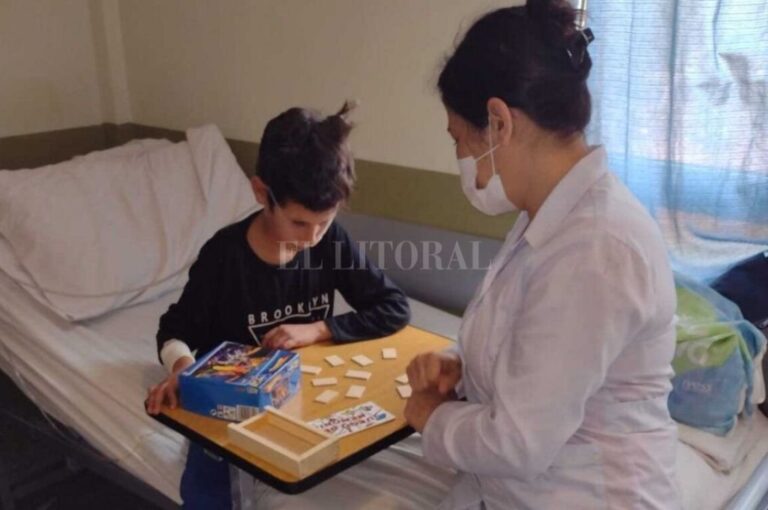 Las escuelas hospitalarias educan a niños y niñas con distintos tipos de enfermedades que permanecen internados. En el caso de domiciliaria también se incluyen distintos padecimientos que demandan más de un mes de recuperación. Gentileza