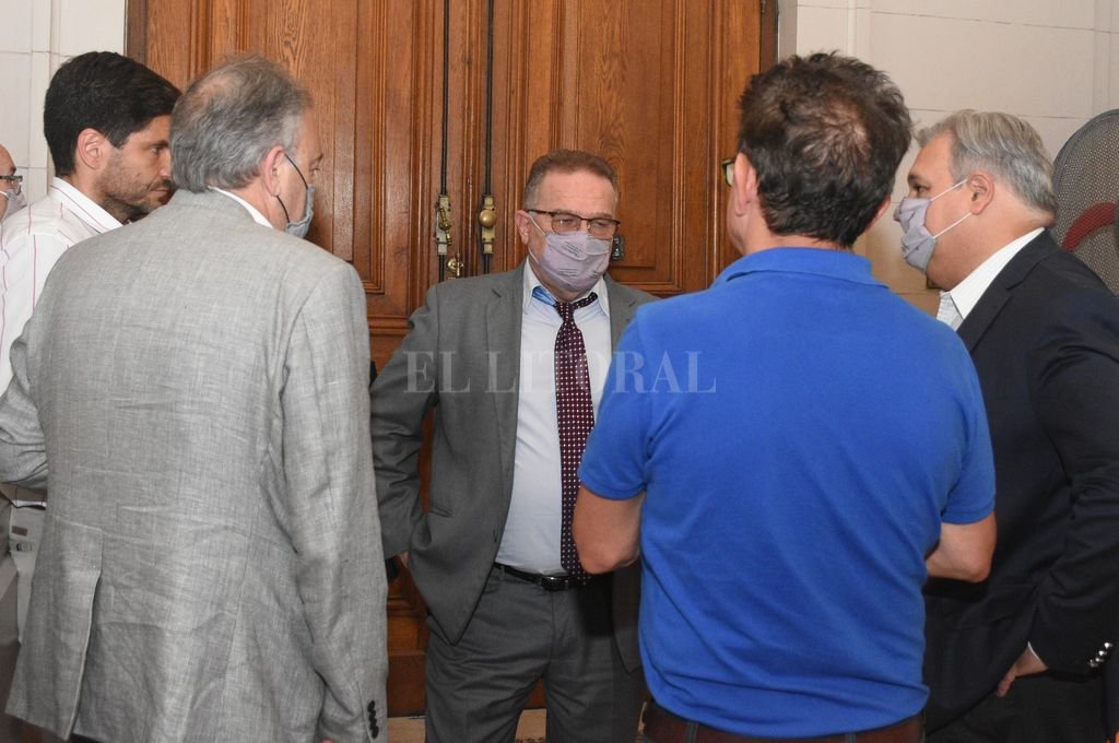 El ministro Lagna y legisladores de la oposición. Hubo diálogo y acuerdos que contrastaron con el ciclo Sain.  Manuel Fabatía