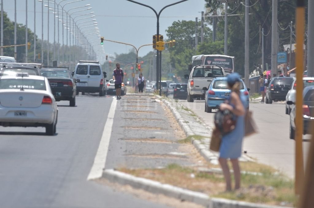 Peligrosa. En la autovía conviven el transporte de cargas