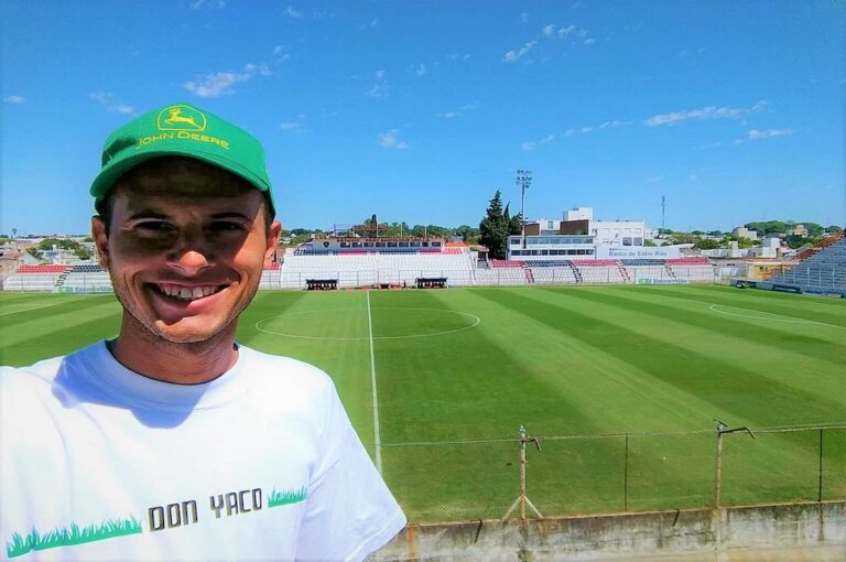 Emiliano Yacunissi vuelve a trabajar en el mantenimiento del Estadio Grella Archivo Mirador Entre Ríos