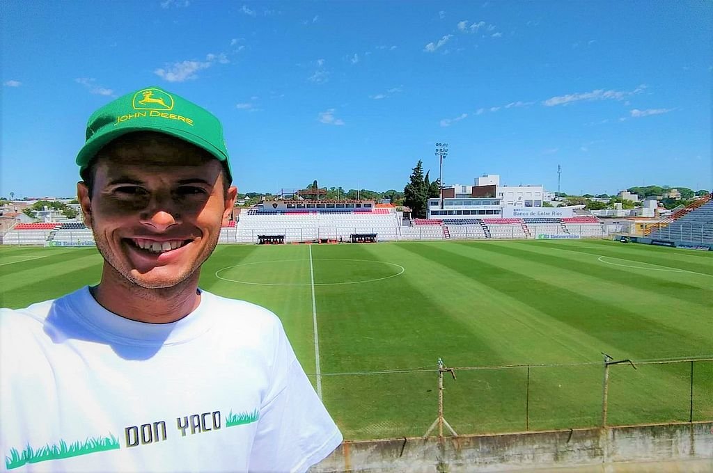 Emiliano Yacunissi vuelve a trabajar en el mantenimiento del Estadio Grella Archivo Mirador Entre Ríos