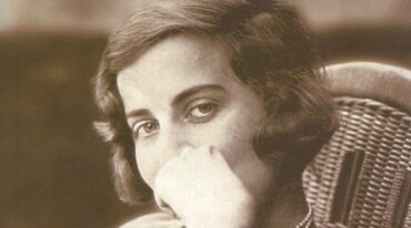 Fue conocida en sus inicios como la hermana de Victoria Ocampo y la esposa de Adolfo Bioy Casares