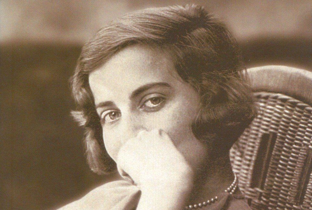 Fue conocida en sus inicios como la hermana de Victoria Ocampo y la esposa de Adolfo Bioy Casares