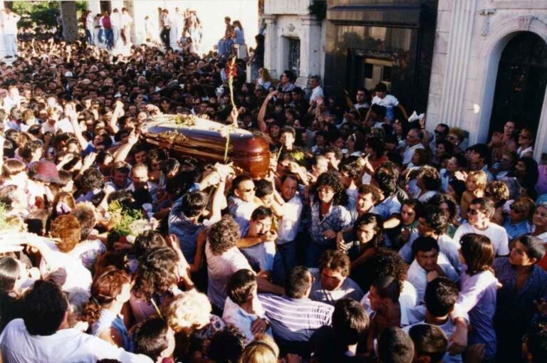 Una de las imágenes del cortejo fúnebre rumbo al Cementario Municipal. Como cuando peleaba