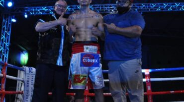 Daniel Aquino celebra junto a su rincón: su padre Carlos y Juan Espíndola.