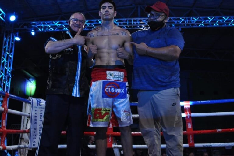 Daniel Aquino celebra junto a su rincón: su padre Carlos y Juan Espíndola.