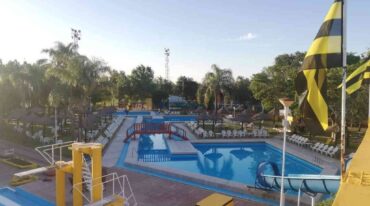 El imponente complejo de piletas del club. Archivo.