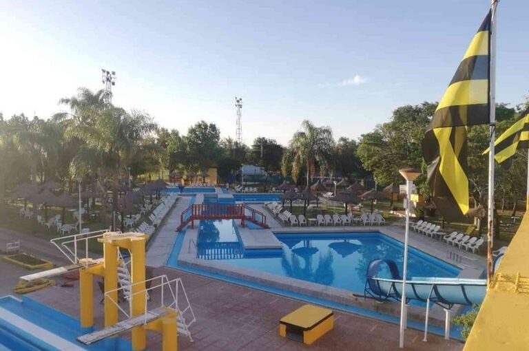 El imponente complejo de piletas del club. Archivo.