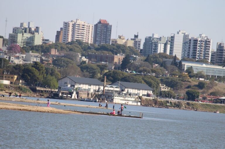 El 2022 inició en la capital provincial con el nivel del hidrómetro por debajo del cero.