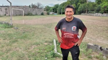 Adrián Scetta posando en el potrero que utilizan de entrenamiento. Para cumplir sueños no hay obstáculos que lo impidan.