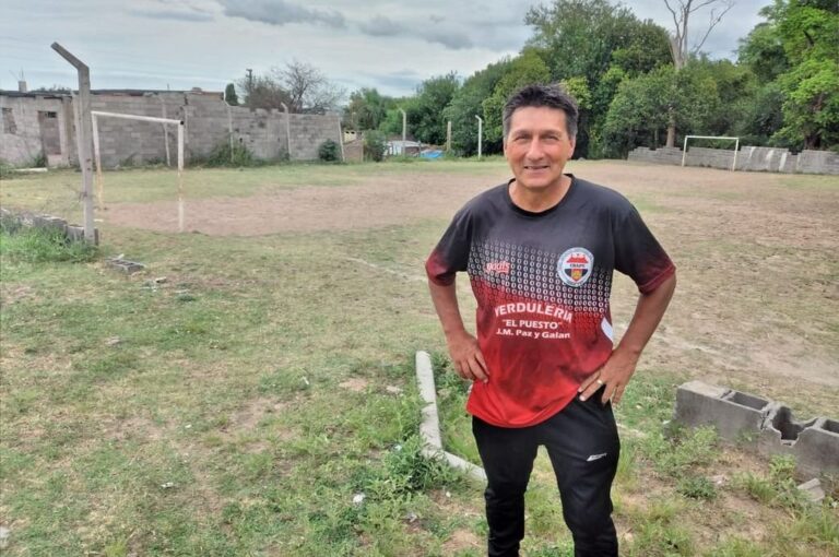 Adrián Scetta posando en el potrero que utilizan de entrenamiento. Para cumplir sueños no hay obstáculos que lo impidan.