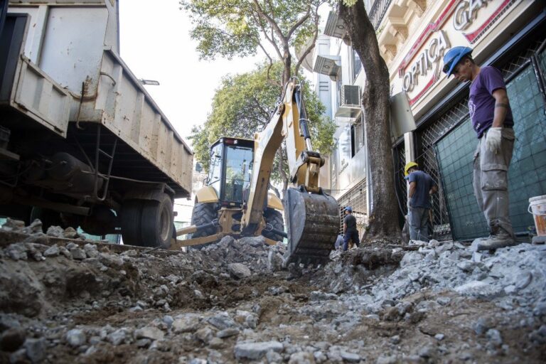 La intervención vial en el cruce de San Martín y San Luis incluye el reemplazo del pavimento existente por un material de mayor resistencia y durabilidad