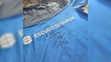 Autógrafo eterno del '10' a la familia de Leo Morales.