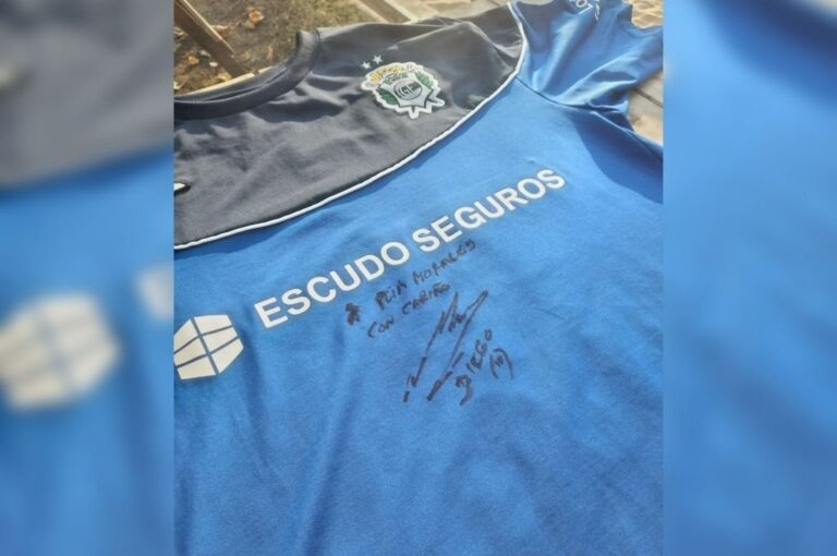 Autógrafo eterno del '10' a la familia de Leo Morales.