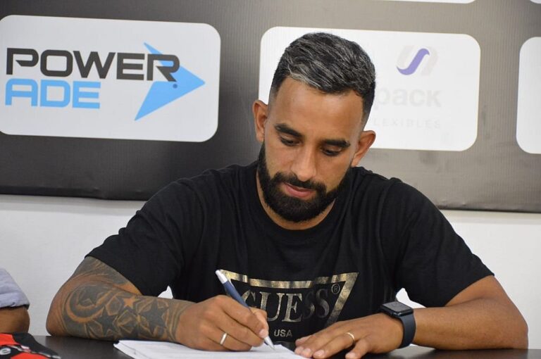 El delantero llegó hoy a Paraná y firmó su contrato hasta diciembre de 2022.  Prensa Patronato