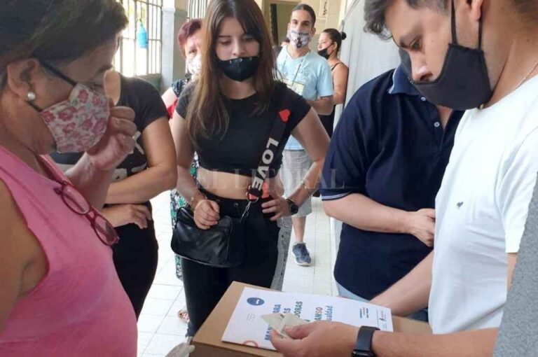 En el ex Colegio Nacional se entregaron 89 netbooks