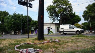 El cuerpo de la víctima estuvo tirado sobre la vereda