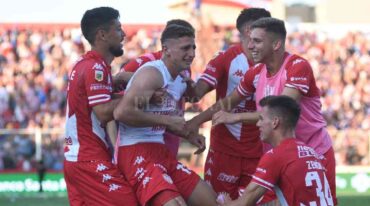 La mejor foto para llevar. El festejo emocionado de Gastón "Picotón" González después del gol que marcó el 3-0 a Colón y la llegada del Tate a la Copa Sudamericana 2022 Manuel Fabatía
