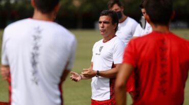 El DT Javier Sanguinetti empieza a ordenar las fichas en la zona defensiva de Newell's. Gentileza: prensa Newell's Old Boys.