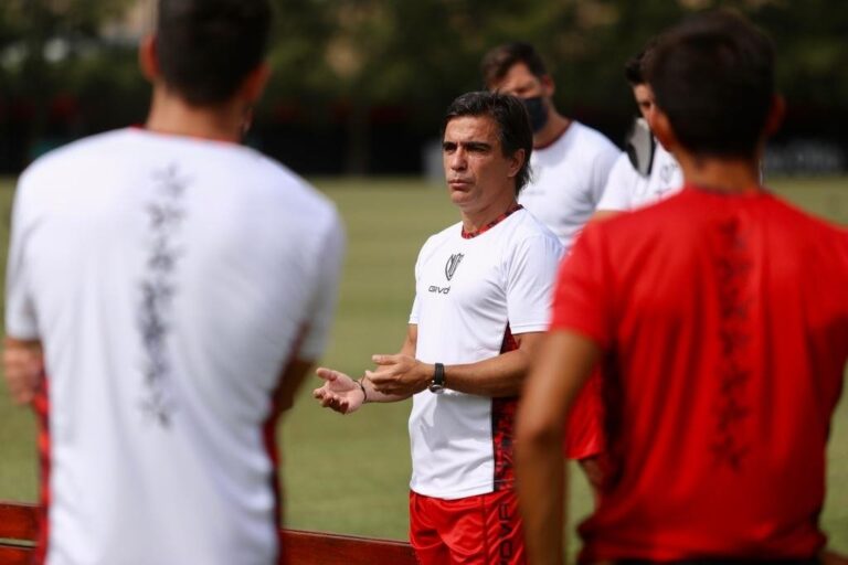 El DT Javier Sanguinetti empieza a ordenar las fichas en la zona defensiva de Newell's. Gentileza: prensa Newell's Old Boys.