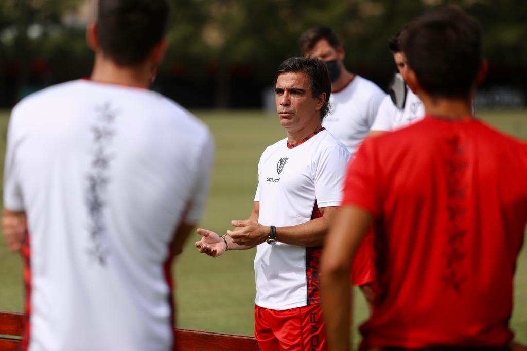 El DT Javier Sanguinetti empieza a ordenar las fichas en la zona defensiva de Newell's. Gentileza: prensa Newell's Old Boys.