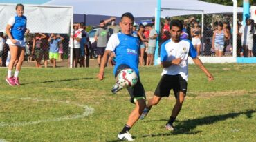 Vecinos y vecinas del barrio Antártida Argentina se dieron el gusto de jugar un partido ante Javier Saviola.  Ema Martino