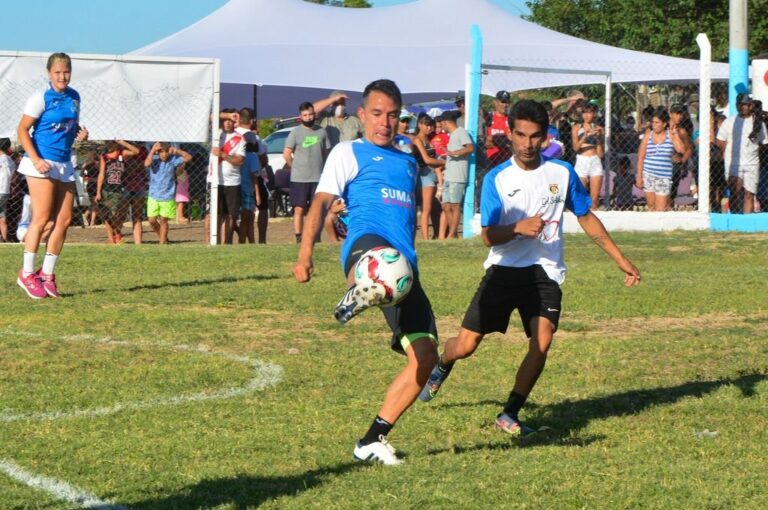 Vecinos y vecinas del barrio Antártida Argentina se dieron el gusto de jugar un partido ante Javier Saviola.  Ema Martino