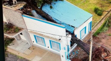 El edificio del CEF 41 sufrió serios destrozos por la caída un árbol de importante magnitud. Gentileza.