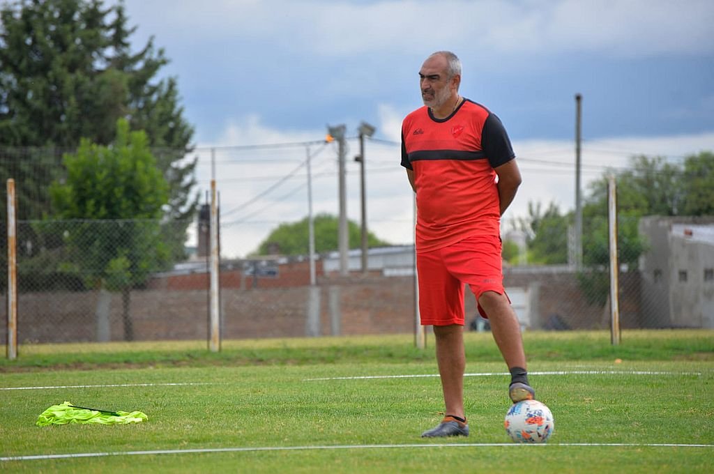 Iván Delfino probó dos elencos con vistas al primer amistoso ante Newells Prensa Patronato