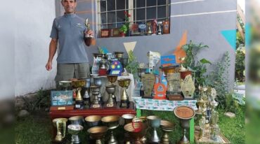 Carlos Granero junto a su colección de trofeos ganados.