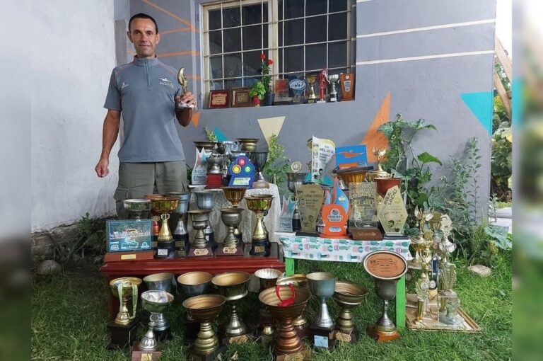 Carlos Granero junto a su colección de trofeos ganados.