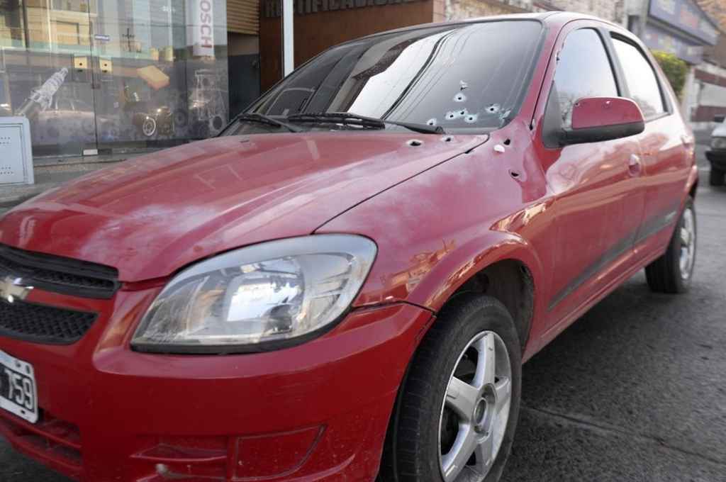 El auto que conducía Damián Gastón Gómez cuando le efectuaron 10 disparos. Gentileza