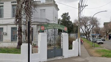 Familiares de la víctima lo cargaron en un auto y lo llevaron hasta el hospital Roque Sáenz Peña. Pese a los esfuerzos falleció. Archivo.