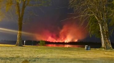 Desde la Costanera Baja de Paraná se observaba el impactante fuego en la isla Puente. Guillermina Ferraris
