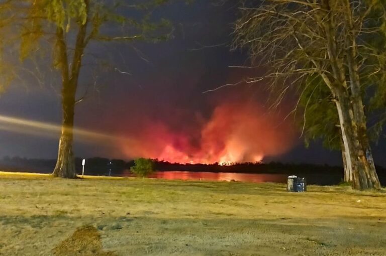 Desde la Costanera Baja de Paraná se observaba el impactante fuego en la isla Puente. Guillermina Ferraris