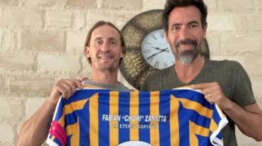 Bastía junto a Eduardo Domínguez durante la visita del entrenador en 2021. La camiseta lleva el nombre y número de Fabián Zanatta