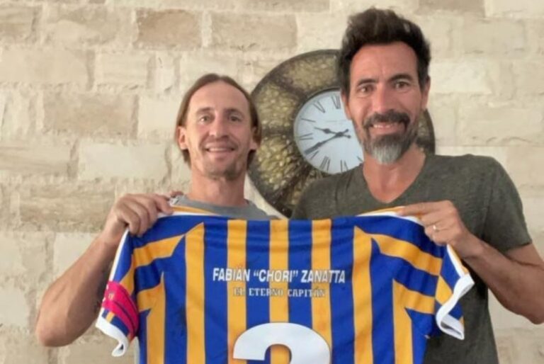 Bastía junto a Eduardo Domínguez durante la visita del entrenador en 2021. La camiseta lleva el nombre y número de Fabián Zanatta
