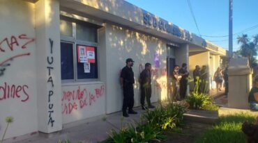 Los manifestantes hicieron pintadas en la comisaría de Murphy. Sur24.