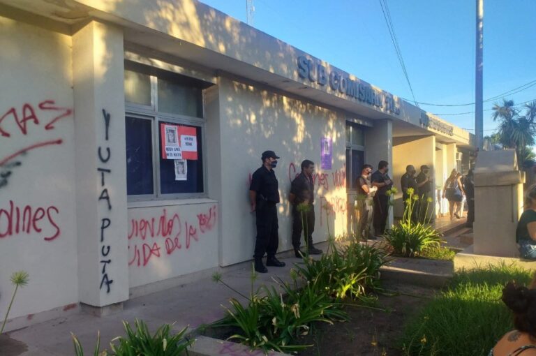 Los manifestantes hicieron pintadas en la comisaría de Murphy. Sur24.