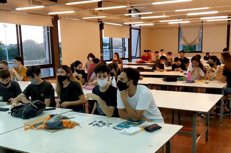 Desde mediados del año pasado se retomaron progresivamente las actividades presenciales en la casa de altos estudios rosarina. Instagram UNR