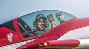 Con un show aéreo sobre el río