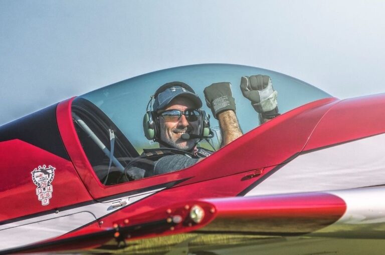 Con un show aéreo sobre el río