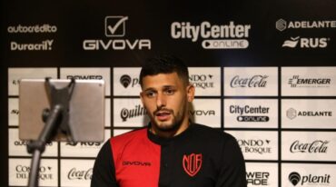Ya está el ex Unión Juan Manuel García. Pero van por otro delantero. Gentileza: prensa Newell's Old Boys.