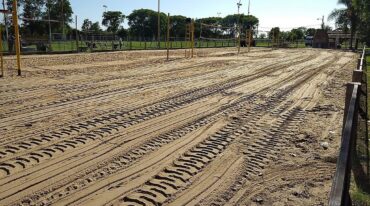 Tareas de puesta a punto se realizaron en el Polideportivo Municipal cerritense de cara a la 19ª Fiesta del Beach Volley.