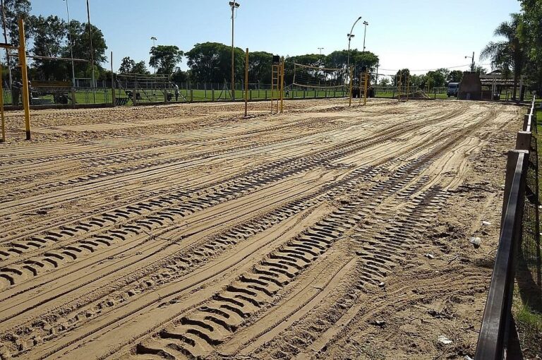 Tareas de puesta a punto se realizaron en el Polideportivo Municipal cerritense de cara a la 19ª Fiesta del Beach Volley.