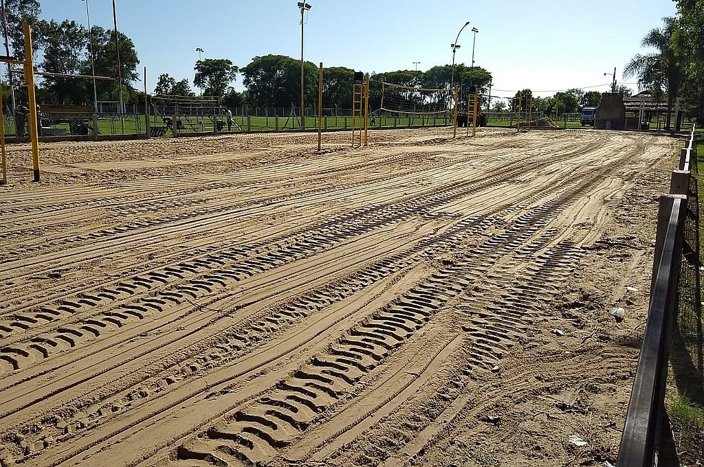 Tareas de puesta a punto se realizaron en el Polideportivo Municipal cerritense de cara a la 19ª Fiesta del Beach Volley.