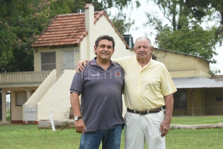 Miguel Carughi y Norberto Carosso. Presidente y Vice respectivamente en la actualidad con el impecable cuadro de los fundadores de Cha Roga.   Mauricio Garín