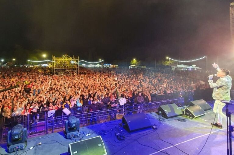 Gran concurrencia en las primeras dos noches de la Fiesta Nacional de la Artesanía. Más de 200 artesanos de todo el país exponen sus piezas. Gentileza: Municipalidad de Colón