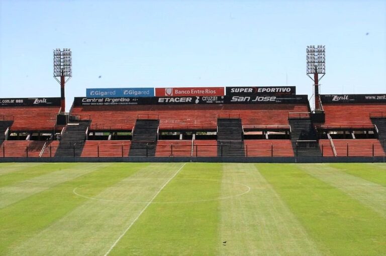 El estado del campo de juego del Estadio Grella. La iluminación será un foco de atención